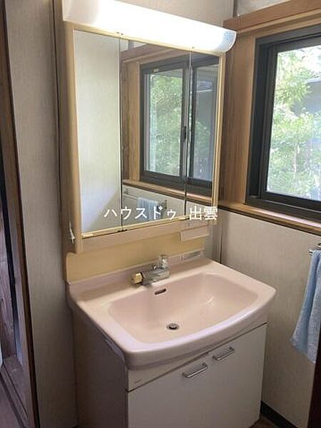 横に窓があるので明るそうです。収納付きの洗面台は、日用品をすっきりまとめられて見た目も清潔。毎日使う場所だからこそ、シンプルで使いやすい設備がうれしいポイントです。
