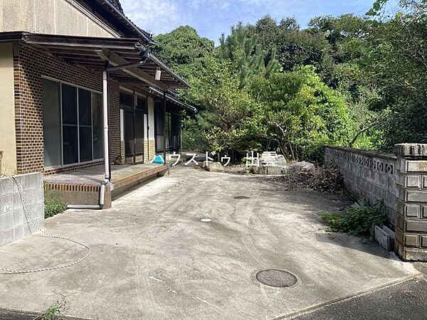 駐車1台分です。駐車スペースに入りやすい設計なので車の運転もストレスがかかりません。降りるときもスペースがあるので安心です。