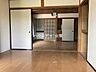 洋室：お部屋数多数でいろいろな使い方次第で楽しそうです。こちらの部屋は襖をあけて広々と伊部屋として使っても良さそうですし、襖をしめて大きな収納スペースとして使っても良さそうです。