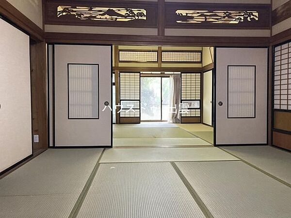 続き間にすると広々と使えます。欄間も和を感じられます。畳のやさしい香りと落ち着いた雰囲気が魅力で広さにゆとりがあり客間としてはもちろん、くつろぎスペースやお昼寝にも使いやすい一室です。