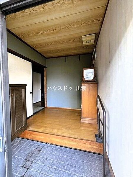 玄関扉は引戸になっています。下駄箱付き。玄関ホールは少しスペースがあるので買い物から帰った時に荷物が多くてもいったん置くことが出来そうです。