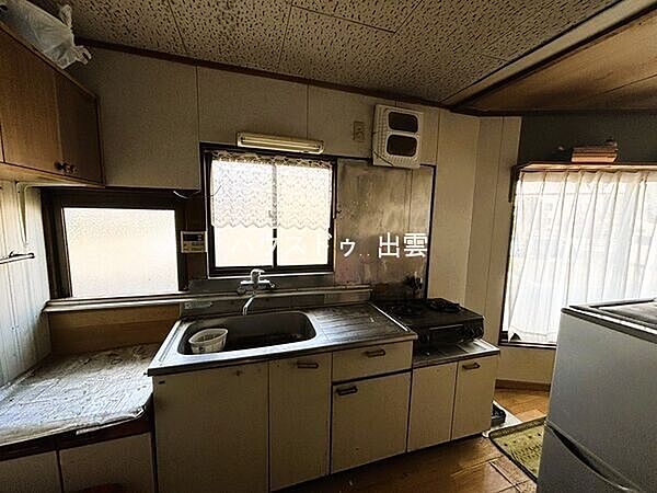 天板がステンレスのキッチンです。キッチンの下は収納スペースになっています。窓もあるので換気もしやすく空気を清潔に保てます。