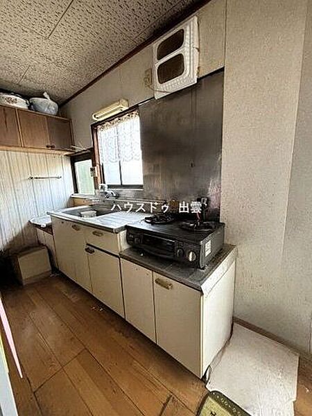 キッチンの天板で勝手口はふさがれています。リフォームお見積り可能です。お気軽にご相談ください。