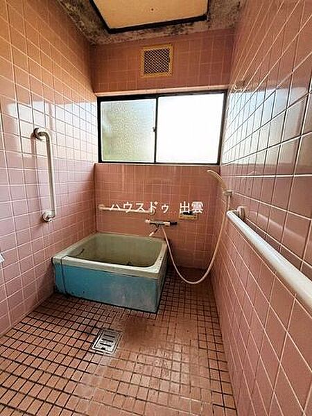 北室はタイル仕様。手すりが付いています。システムバスへのリフォームお見積り可能です。お気軽にご相談ください。