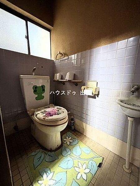トイレは水洗になっており、下水道にも接続済みです。トイレ交換のお見積り可能です。お気軽にお問い合わせください。
