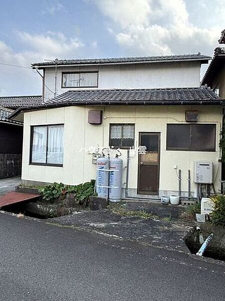 前面道路は4.2m。道路との間に水路を挟んでおり、床板がかかっています。