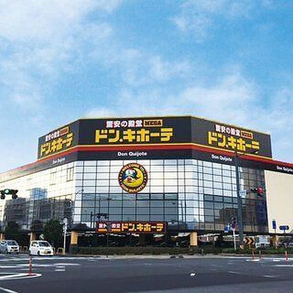 MEGAドン・キホーテ 出雲店【営業時間】9:00～ 2:00午前2時まで営業している大体何でもそろうスーパー。コスメが充実。皆さんご存知、たまに見かける大量入荷は要チェック！ 762m