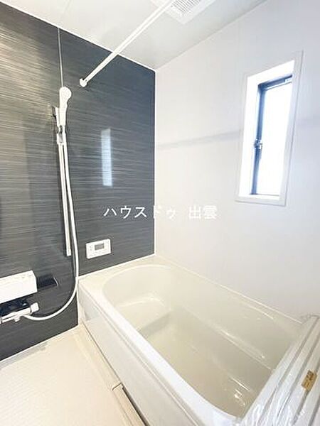 浴室は湿気がたまりやすく、換気扇だけではどうしてもカビが出てしまいやすい場所。窓があるだけで、あっという間に換気ができますのでお風呂の掃除も気持ちが良いです。