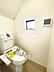 トイレ：やさしい色合いの内装でまとめられたトイレは、毎日気持ちよく使える空間。温水洗浄機能付きで、快適性にも配慮されています。窓があることで自然光が入り、昼間は明るく換気もしやすい設計です。
