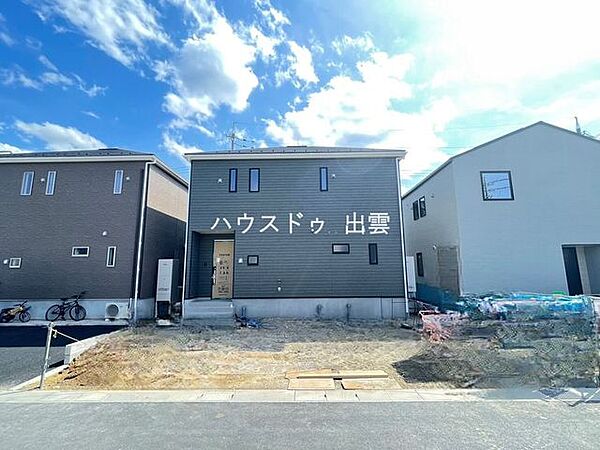 ブラックの色がお洒落なスタイリッシュなお家です。落ち着いた色なので家に帰るとほっとしますね。閑静な住宅街に位置しており、夜は静かに過ごせる環境です