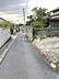 外観：前面道路です。交通量が多くないので朝の忙しい時間もスムーズに敷地外へ出れそうです。見通しは良さそうです。