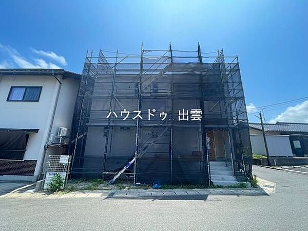 現在の外観写真です。建設中です。完成すると白い色の外観のお家になります。随時写真更新していきますね！
