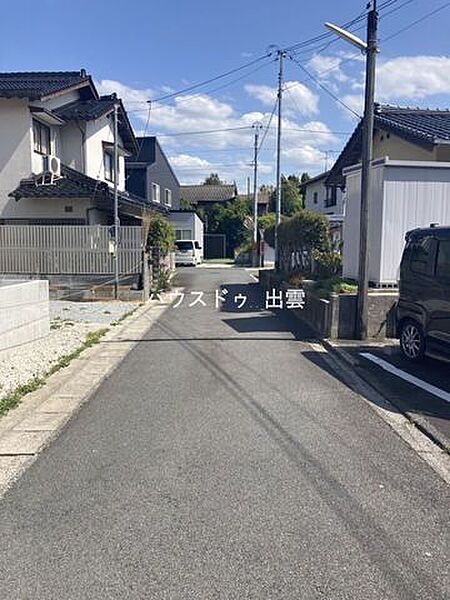 4ｍの幅員の道路写真です。車のすれ違いが出来ますので安心です。周りに高い建物がないので日当たりも良いです。