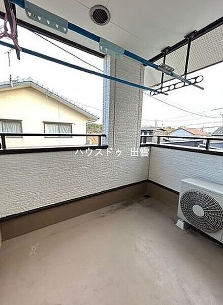 バルコニーはゆったりした広さがあるので洗濯物もたっぷり干せます。天候を気にせず洗濯物が干せるのがうれしいですね。