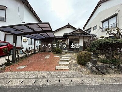 外観:閑静な住宅街に佇む平屋です。。カーポートもあるので雨の日も荷物があっても安心です。ちょっとした庭もありますね。 外観:閑静な住宅街に佇む平屋です。。カーポートもあるので雨の日も荷物があっても安心です。ちょっとした庭もありますね。
