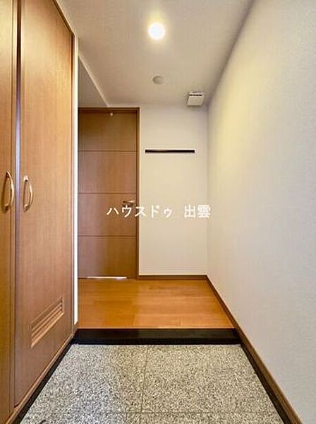 温かみのある玄関は、帰宅するたびにほっと落ち着ける空間。収納力のあるシューズボックスが備わっており、ご家族の靴もすっきり片づけられます。