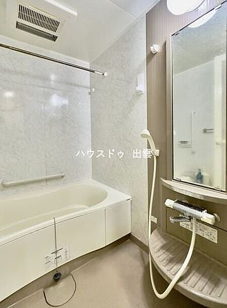 落ち着いた雰囲気のくつろぎスペースの浴室。ゆったり足を伸ばして入浴でき、一日の疲れも癒されそうですね。