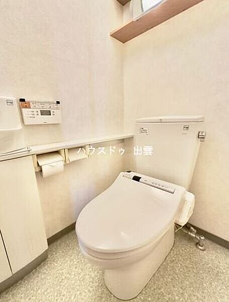 やさしい色合いの内装でまとめられたトイレは、毎日気持ちよく使える空間。手洗い場と収納も付いています。