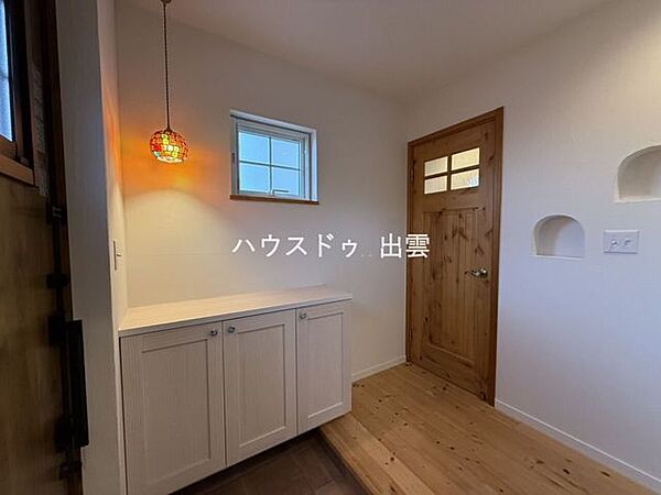 温かみのある玄関は、帰宅するたびにほっと落ち着ける空間。収納力のあるシューズボックスが備わっており、ご家族の靴もすっきり片づけられます。