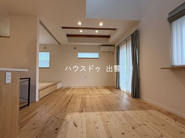 広々リビングは自然光たっぷり。毎日のくつろぎとコミュニケーションが深まる場所に。来客が多いご家庭にぴったりの間取です♪