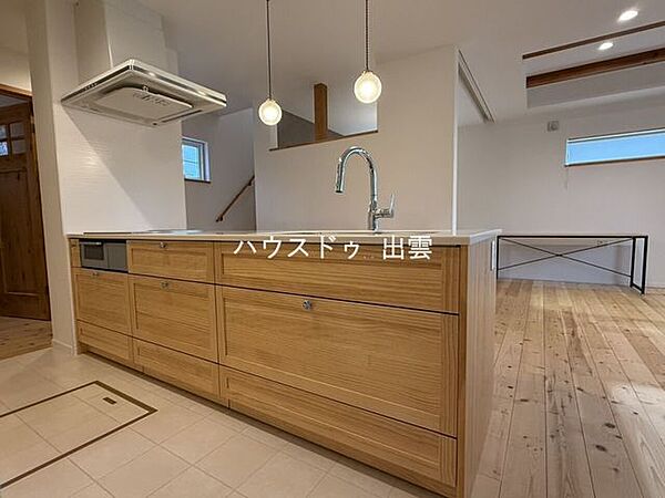 キッチンは収納があり小物から鍋類まで大小問わず、適材適所の収納を実現。出し入れもとてもスムーズです。陽光をいっぱいに浴びて、ライトと共にLDK全体を明るく・開放感のある空間にしました。