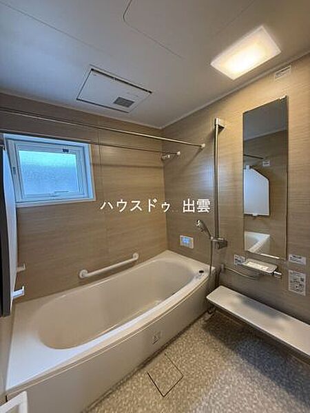 一日の疲れをゆっくり癒せる、落ち着いた雰囲気の浴室。浴槽はゆったりとしたサイズ感で、足を伸ばしてくつろげます。窓付きのため湿気がこもりにくく、清潔感を保ちやすい空間です