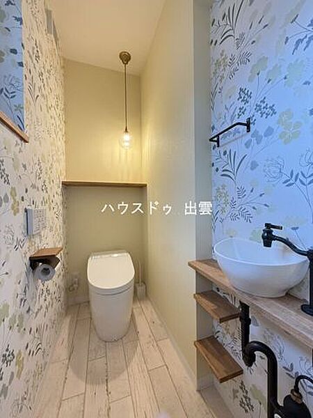 清潔感あふれる快適なトイレ。毎日使う場所だからこそ、快適さと使いやすさにこだわりました。手洗い付きの温水洗浄便座なので、衛生面も安心です。窓があるというのも良いですね。