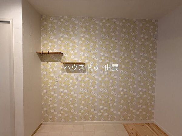 キッチンの背面収納スペースです。棚を置いて食品のストックを保管したり、キッチンで使用頻度の低い調理器具なども収納出来ます。