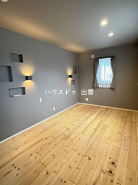 約7.5帖洋室は、ベッドを置いても余裕のある広さ。採光も良く、一日の始まりを気持ちよく迎えられます。小物置場もあり、飾りなどを置くこともできます。