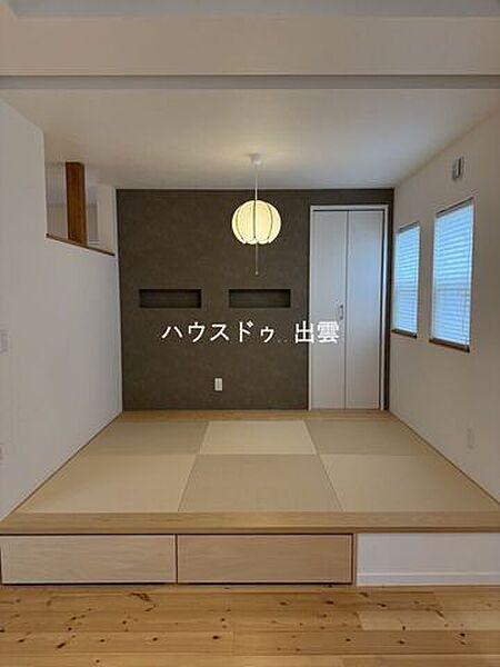 和室スペースがリビングの中にあります。来客時に使われてもいいですし、小さいお子様のお昼寝スペースでも使えます。畳の下は収納になっておりますので荷物の収納が可能です。