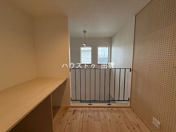 2階の吹き抜けに面した納戸です。住空間をすっきり保てる納戸は季節物や使用頻度の低い荷物もしっかり収納でき、居室を広く有効活用できます。