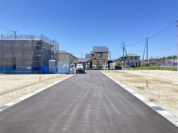 幅員約6.0mの公道に面しているため、カースペースからの車の出入りがスムーズにできます。分譲地近隣にはコンビニなどもあり利便性が良いです。