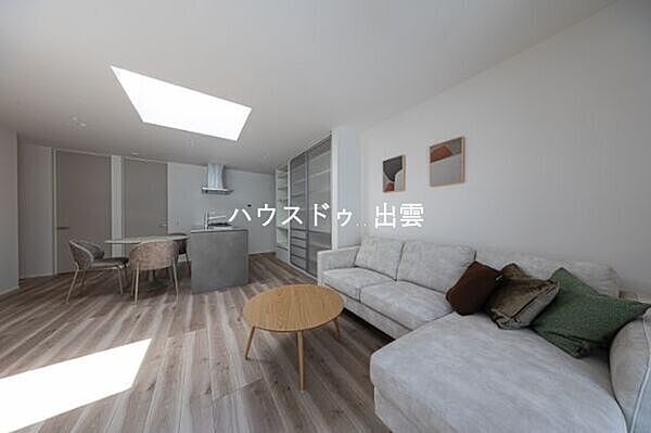 天窓から空へと開いた採光設計。時間とともに変化する光が、室内をやさしく包み込みます。