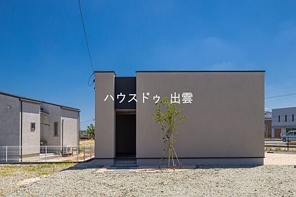 まるで隠れ家的なお店のたたずまいを思わせる外観。