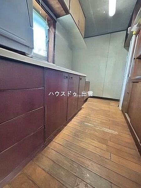 キッチンです。配膳や片付けまでの動線が短く、家事効率を重視する方にうれしいポイント。収納がたくさんありますので食器やなべがたくさん収納出来ます。