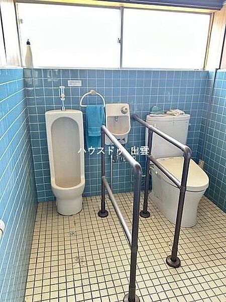 男性用、女性用と分かれています。窓が大きいので換気が一気にできます。空気の入れ替えがすぐに出来ますので安心です。