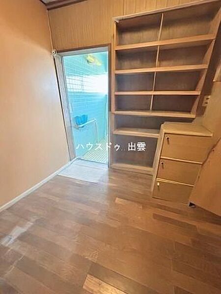 洗面脱衣所はご家族みんなが快適に使える広さを確保。洗濯機や収納棚を設置してもゆとりがあり、忙しい朝の時間帯でもストレスなく動けます。毎日の暮らしを心地よくサポートしてくれます。