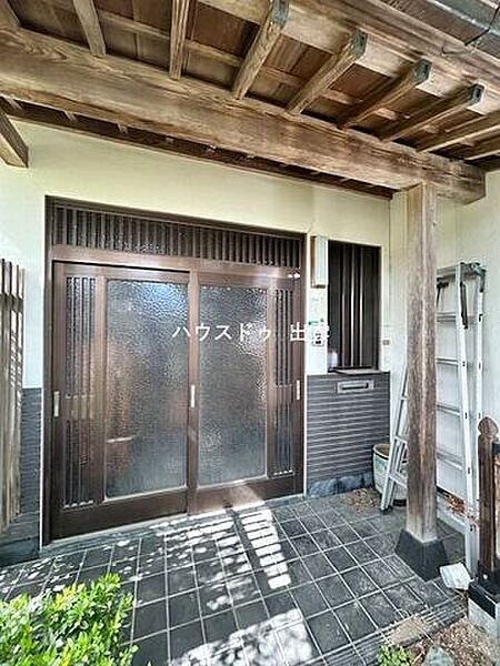 玄関は雨よけもあり雨の日も安心です。広さもありますので荷物がい多い時もいったん外においても雨に濡れないので鍵を開ける間など安心です。