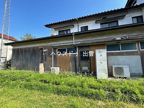 自然に触れながらのびのびと過ごせる環境です。お子さまの遊び場や散歩コースとしても便利で、家族みんなが安心して暮らせる立地が魅力です。