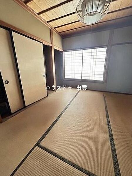和室の多い間取りです。小さなお子さまにはフローリングよりもやわらかい畳の方が安心です。押入れや床の間があり収納力も十分。