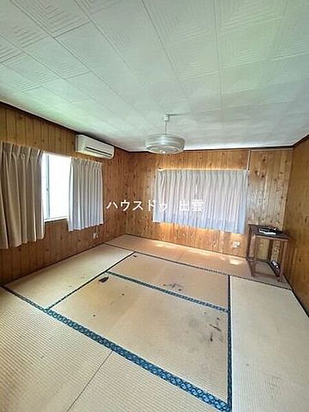 こちらの倉庫の二階の部屋になります。和室スペースですので休憩スペースでも使えそうです。荷物置場にももちろんできます。