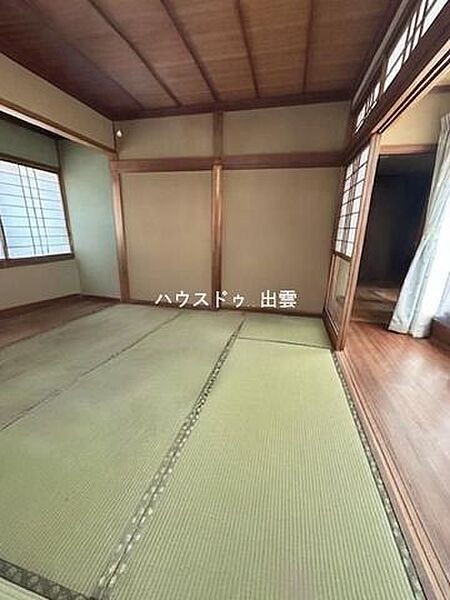 陽当たりの良さが実感できる1階6帖和室。客間としても家族みんなの寛ぎの部屋としても多目的に利用できます。