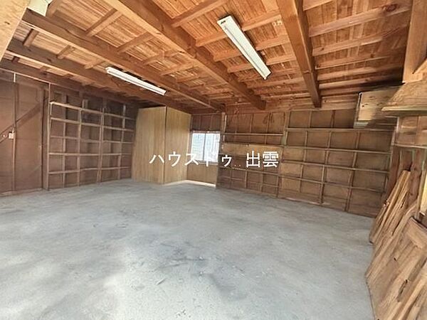 倉庫内の写真です。広いのでタイヤや季節ごとに使う電化製品なども収納出来ます。漬物などもここで保管できそうです。