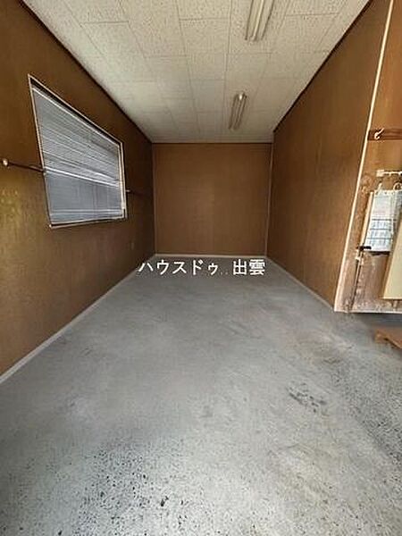 車庫になります。隣にある戸から母屋の縁側に続いておりますので雨の日は車から濡れずに家に入れて安心ですね。
