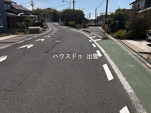前面道路は幅が6ｍありますので車のすれ違いもスムーズです。また、交通量も多くないので朝の渋滞で車が敷地から出れないことはないです。