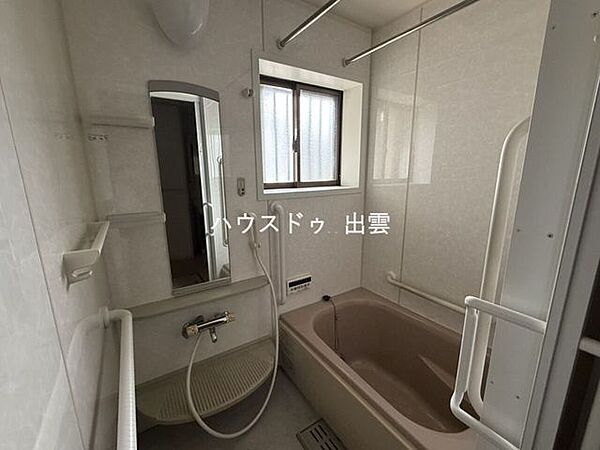 窓付きで通気性の良いバスルームは、清潔感と明るさが魅力。ゆとりある浴槽でお子さまと一緒に入っても快適です！手すりが設置されているため、小さなお子さまやご年配の方にも優しい設計。