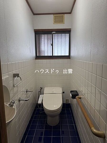 清潔感あふれる快適なトイレ。毎日使う場所だからこそ、快適さと使いやすさにこだわりました。手洗い場もあります。窓があるというのも良いですね。