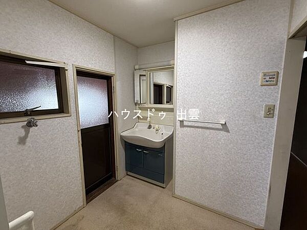 収納付きの洗面台は、日用品をすっきりまとめられて見た目も清潔。日用品等を整理するのに便利！毎日使う場所だからこそ、シンプルで使いやすい設備がうれしいポイントです。