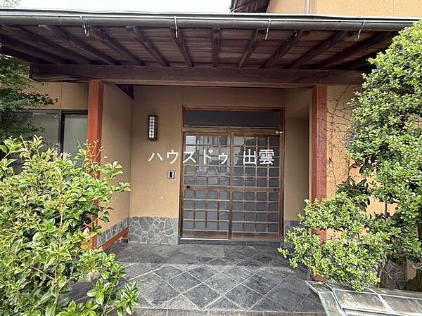 和風の玄関は雨よけが大きく、雨が降っても大きい荷物をいったん置いたりしてもスペースがありそうですね。