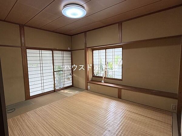 窓からやわらかな光が入る、明るさを感じられる洋室。空間にゆとりがあり、ベッドやデスクを置いても圧迫感が出にくく、寝室や子ども部屋として使いやすい一室です。